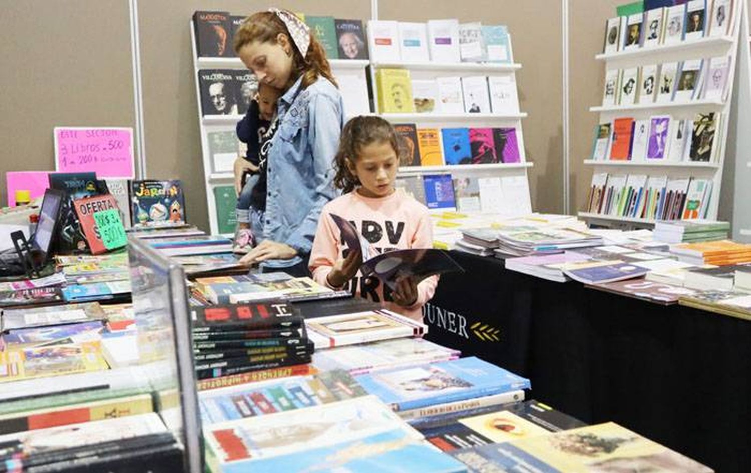 Continúan las actividades en la  Feria del Libro