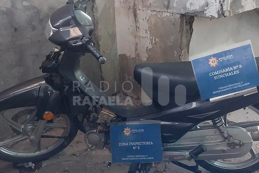 Un chico de 13 y otro de 18 robaron una moto: cuando la Policía los encontró dijeron que “la encontraron tirada”