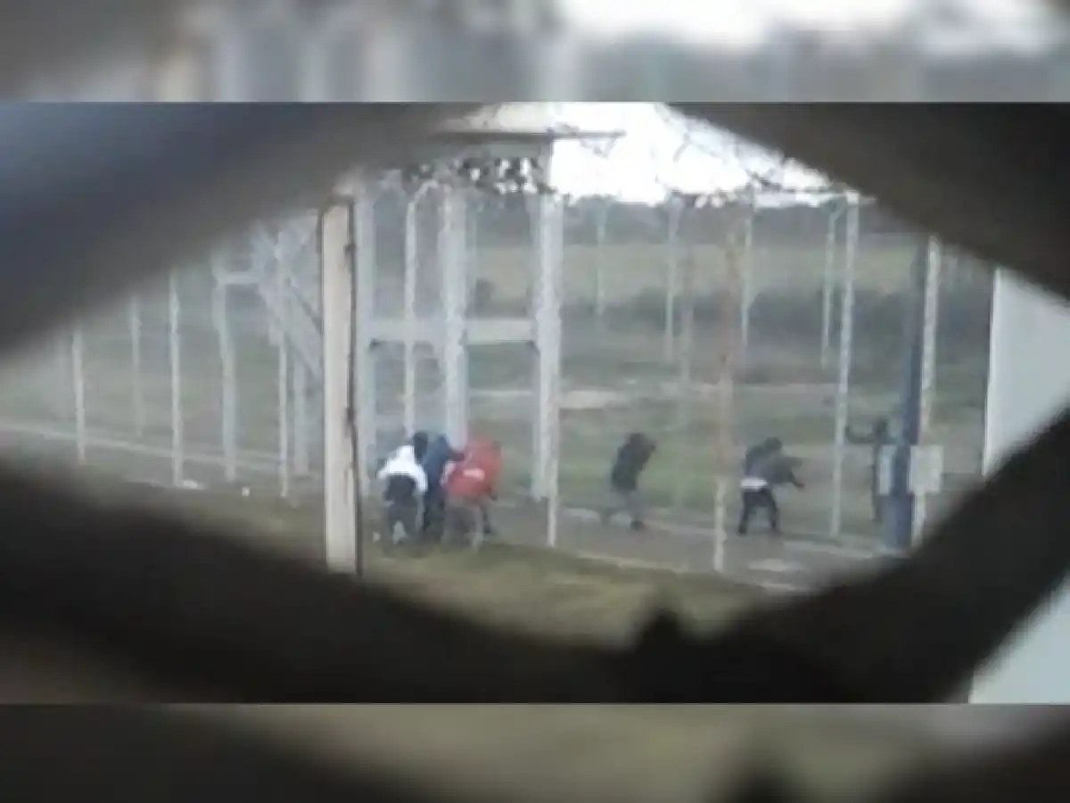 Fugaron ocho presos de la cárcel de Piñero en medio de un intenso tiroteo que terminó con un muerto