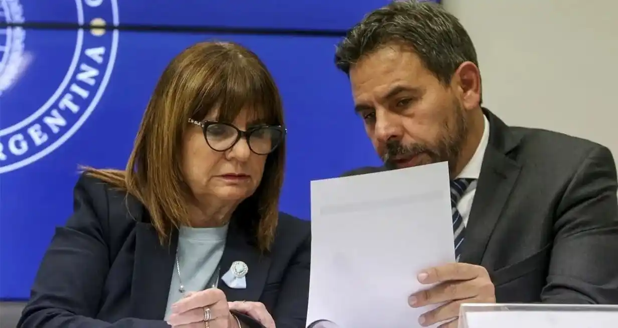 Patricia Bullrich junto a Vicente Ventura Barreiro en una conferencia de prensa del Ministerio de Seguridad de la Nación.