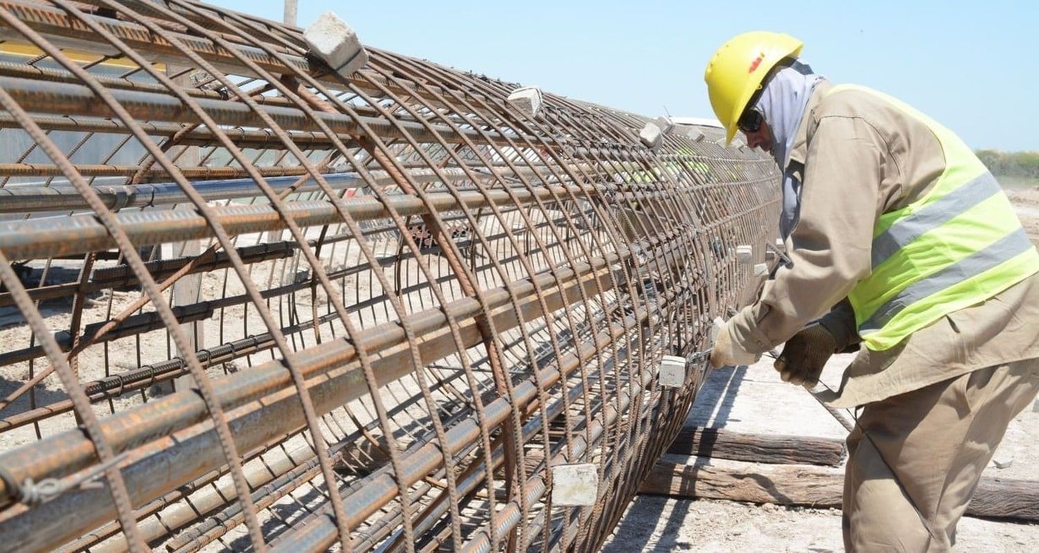 "Que sigan las obras tiene un fuerte respaldo del gobernador, dado que así también se pueden sostener miles de puestos de trabajo en la provincia mediante las empresas contratistas", dijo Enrico.