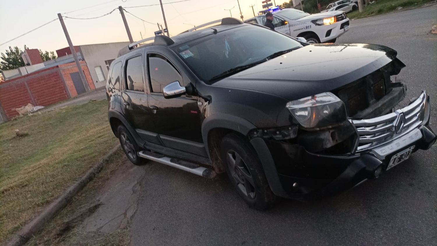 Un auto chocó contra una columna de alumbrado público en avenida Estrada