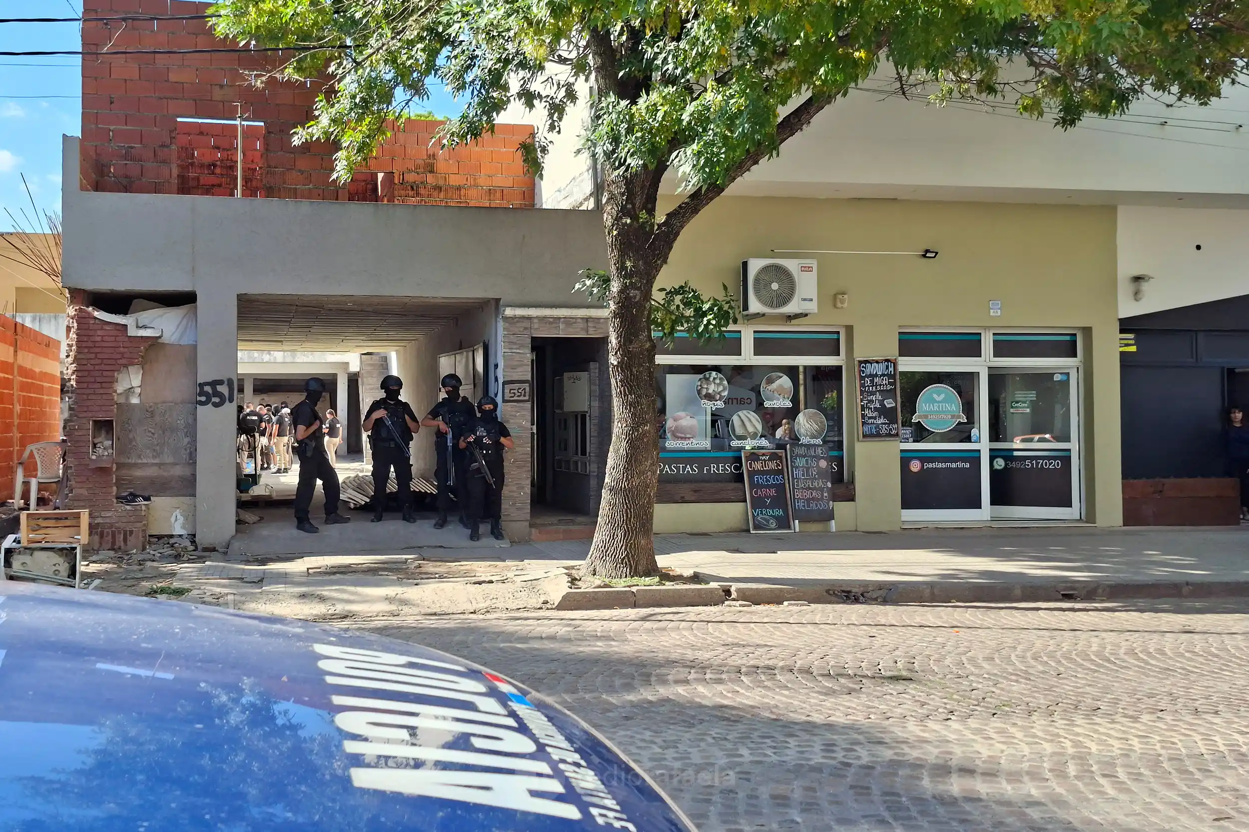 Hace instantes: allanaron el complejo de departamentos usurpado por microtráfico