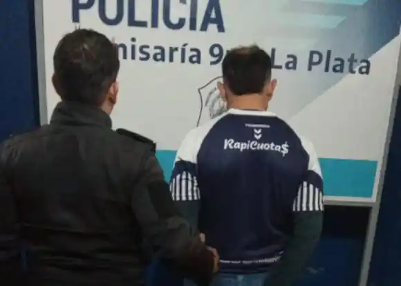 Fingió ser plomero, le robó la tarjeta de débito a una jubilada y se compró ropa de Gimnasia