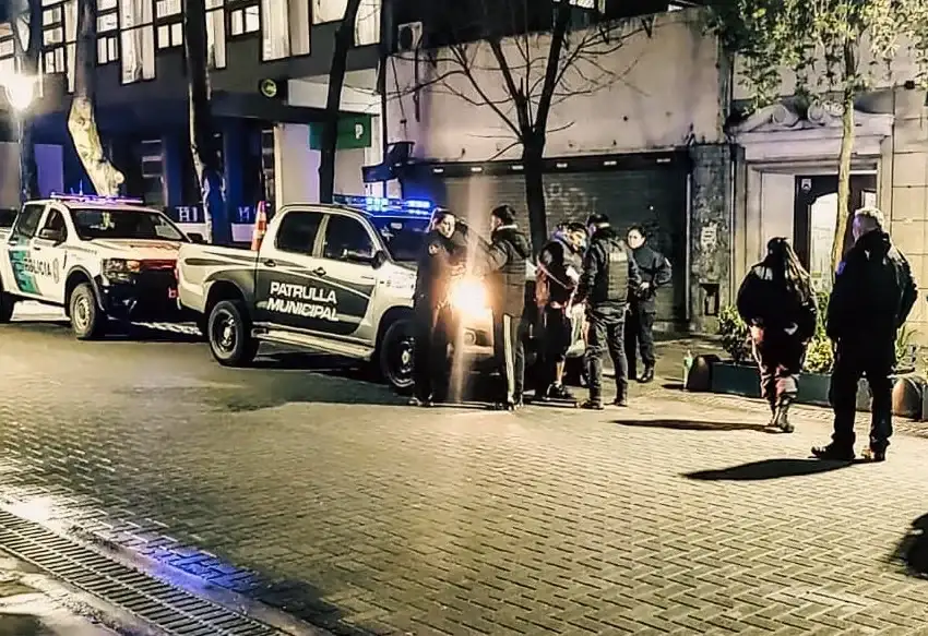 Durante la intervención, uno de los involucrados intentó agredir físicamente a los efectivos y profirió insultos contra un agente.