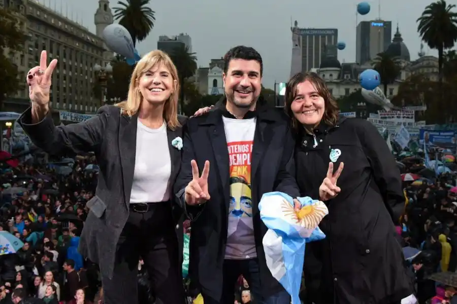Cleri, Ródenas y Obeid en la Plaza de Mayo: “El rumbo que marca Cristina es el que proponemos para Santa Fe”