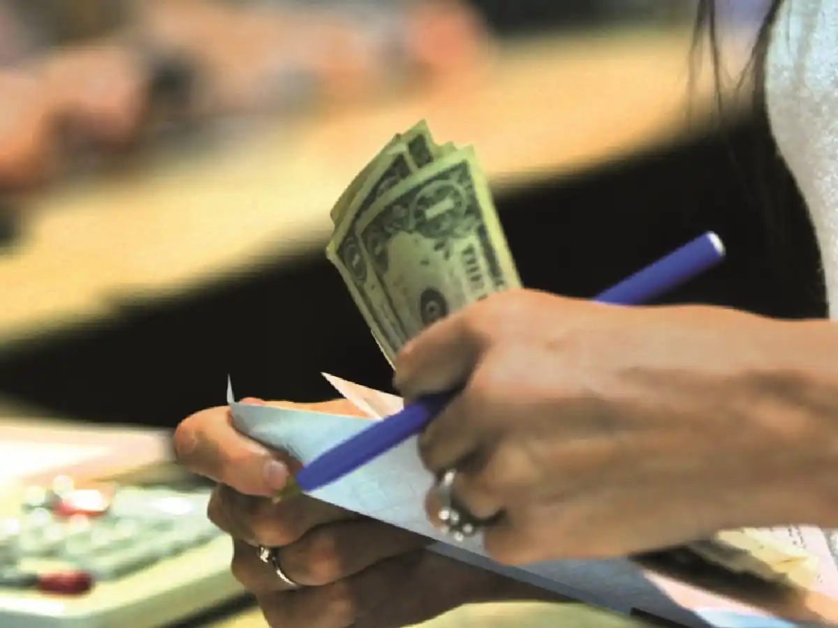 El dólar abre a $ 77 en el Banco Nación 