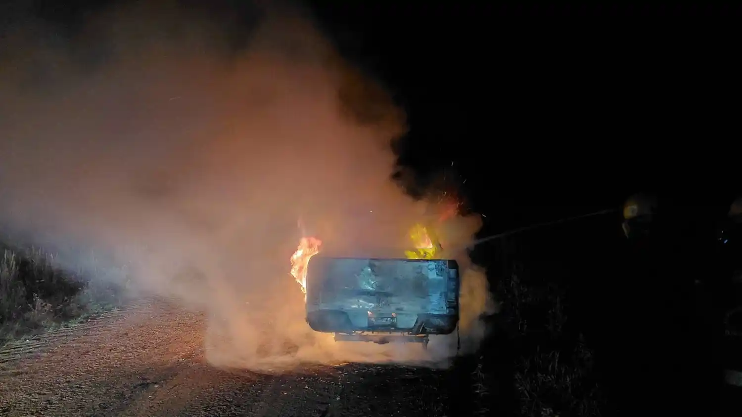 Una camioneta fue consumida por las llamas sobre la Ruta 32-S