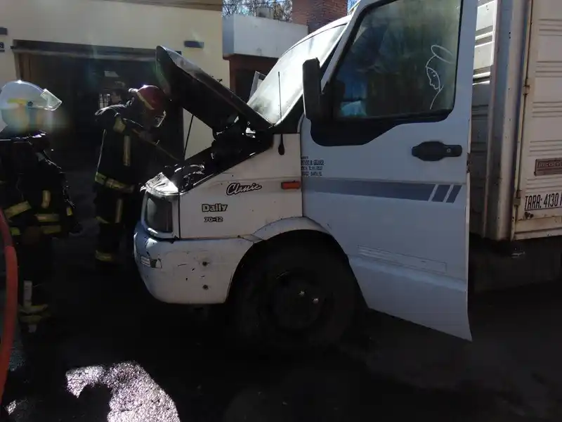 El rápido accionar de los bomberos evitó que el fuego se extendiera al resto del vehículo.