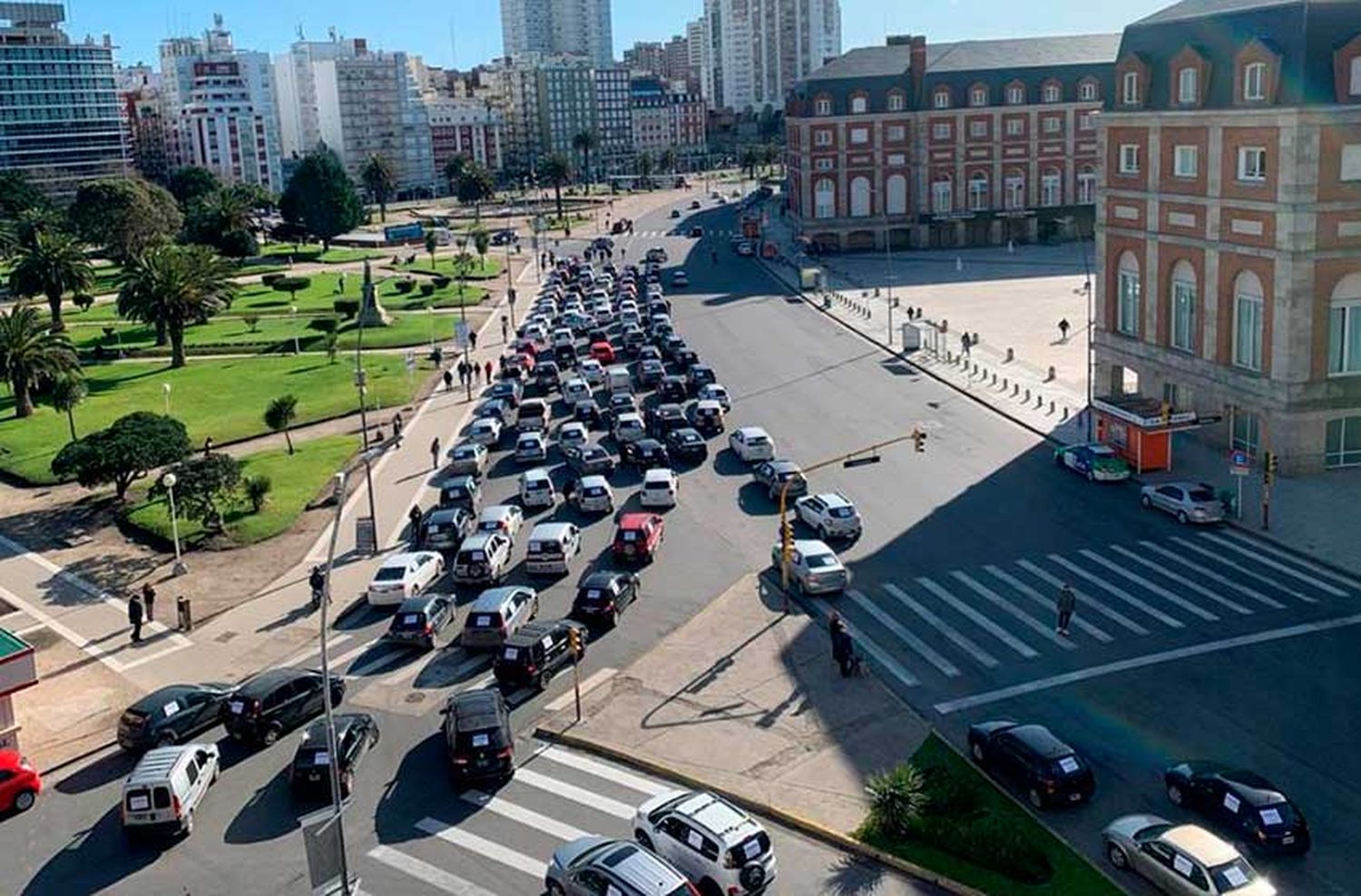 Casineros realizaron una caravana por el recorte en sus sueldos de hasta el "70%"