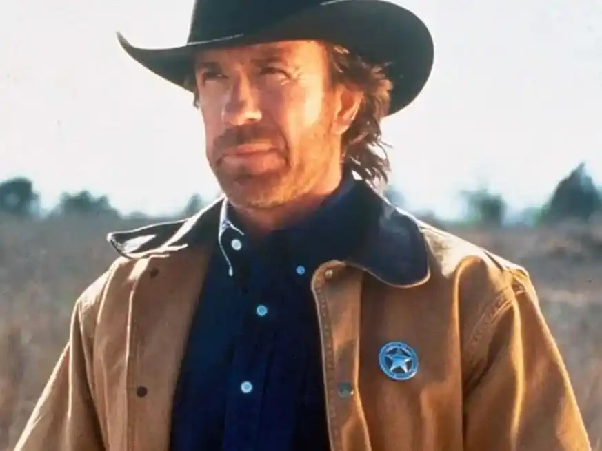 Su trayectoria en la pantalla grande se caracterizó por papeles que reflejaban el clima político de la época, consolidando su imagen de héroe.