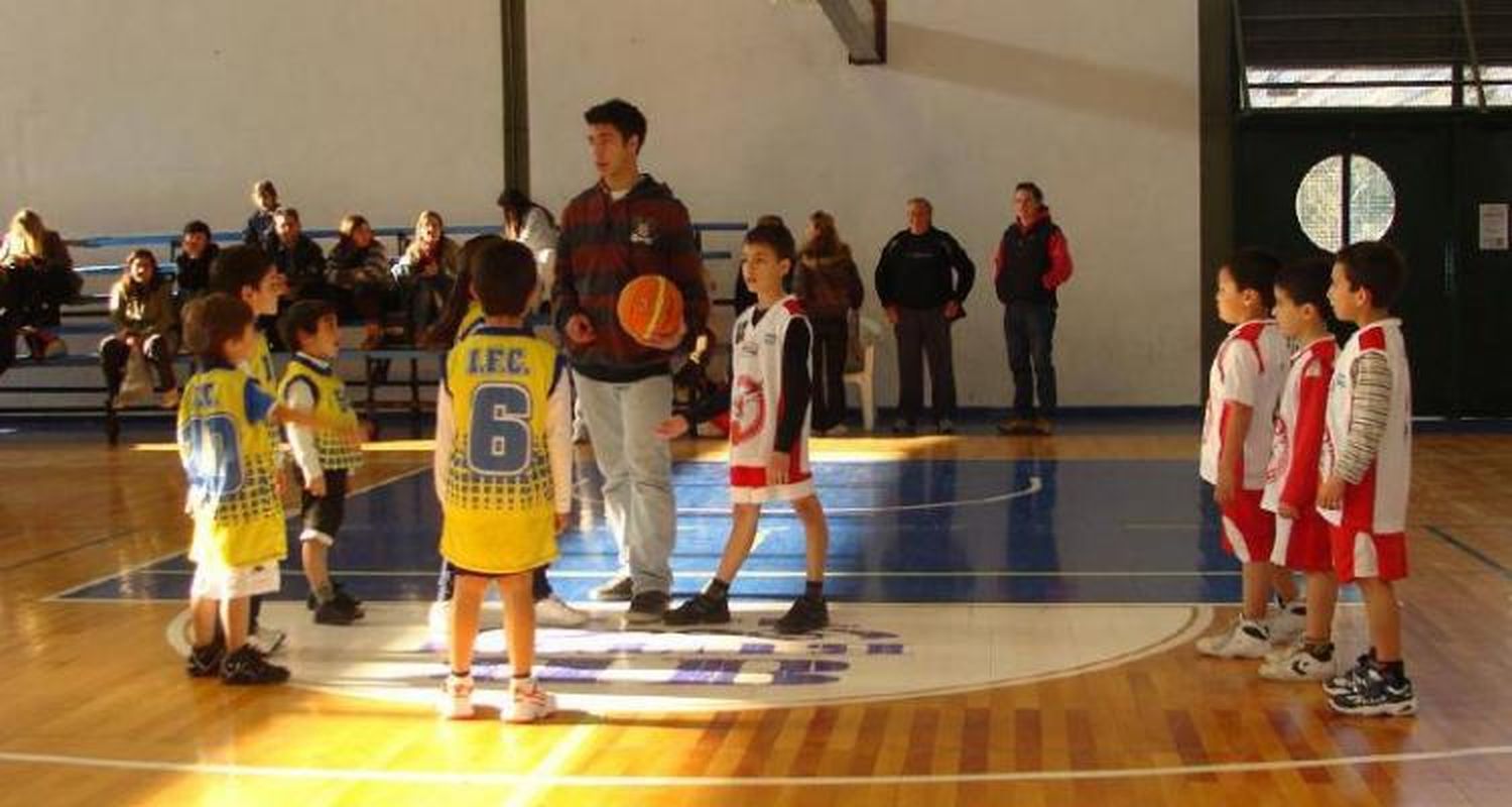 Avanza con éxito el torneo de básquet local