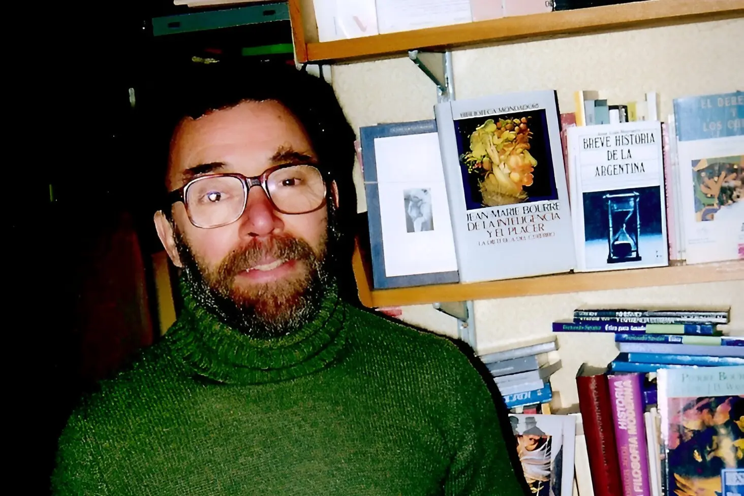 Salomón Leder Kremer en su librería, hace unas décadas. Foto: Archivo La Opinión.