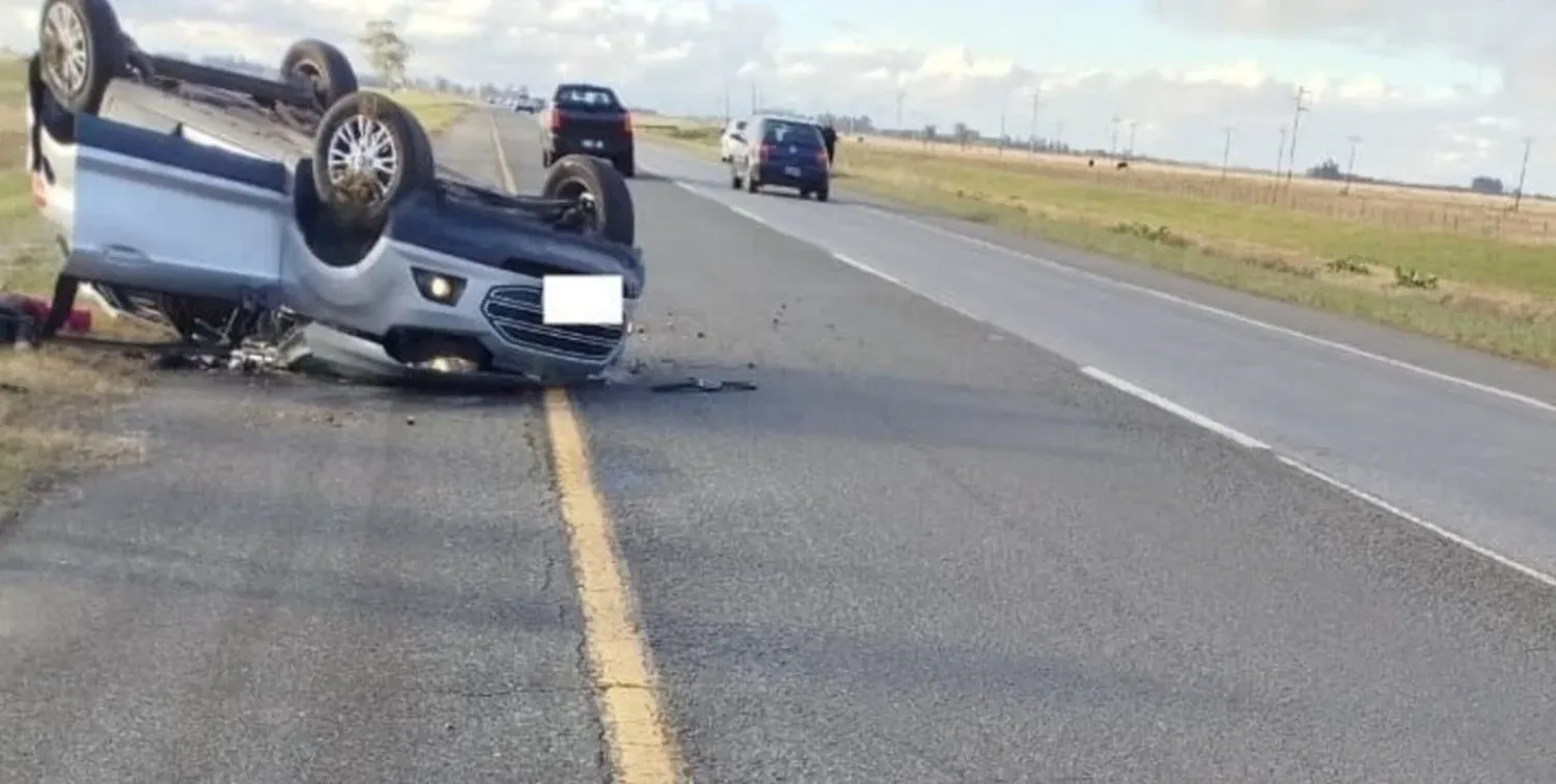 El vehículo se despistó y terminó volcado a un costado de la ruta.
