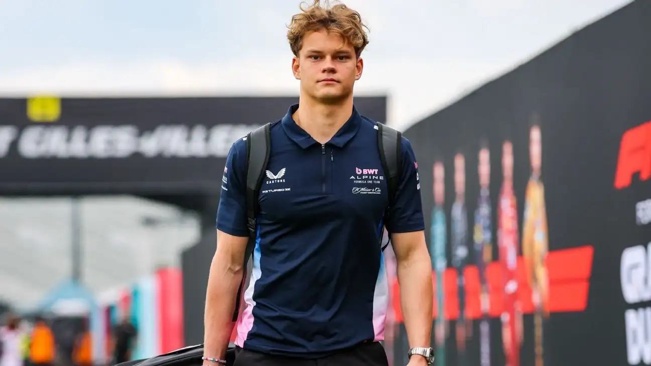 Paul Aron en el paddock con la ropa de Alpine.
