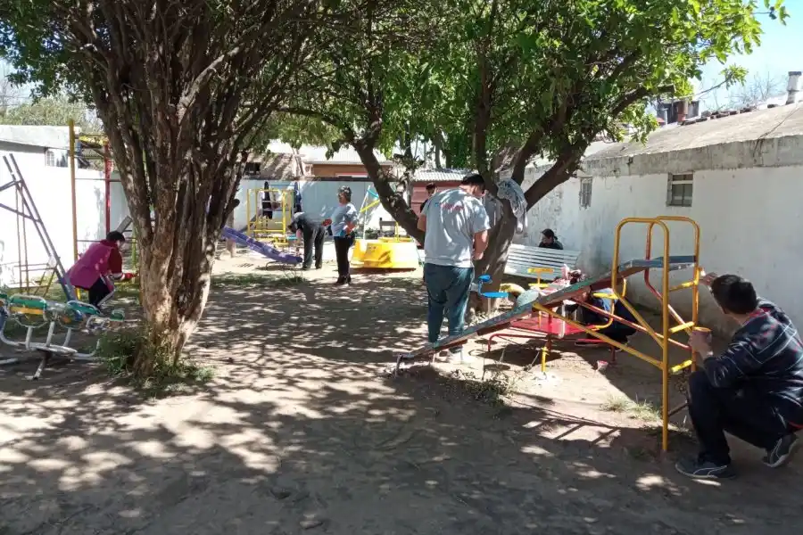 Manos a la obra: Jóvenes x Rafaela pintaron un jardín de la ciudad