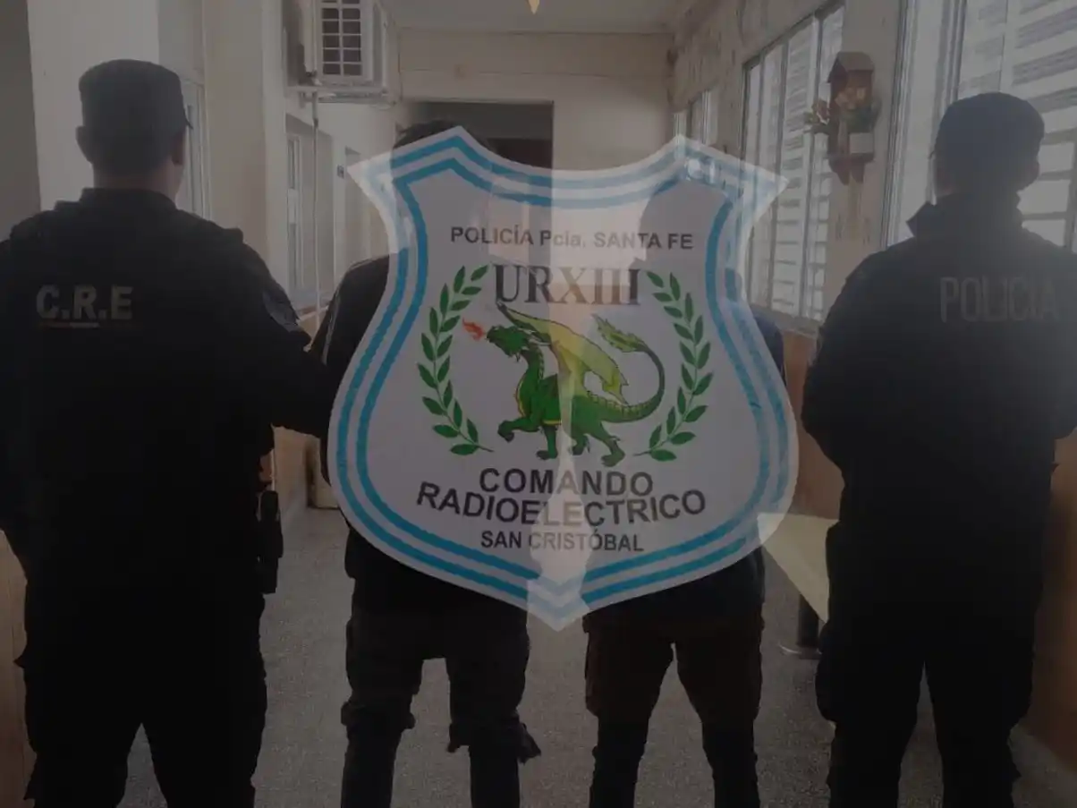 Dos jóvenes dañaron las vidrieras de locales y pelearon con la policía: terminaron en comisaría