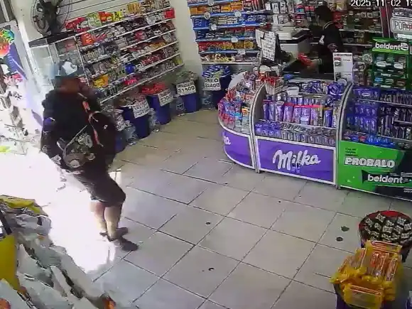 Robo en un comercio, chocó la moto y fue detenido tras intentar escapar
