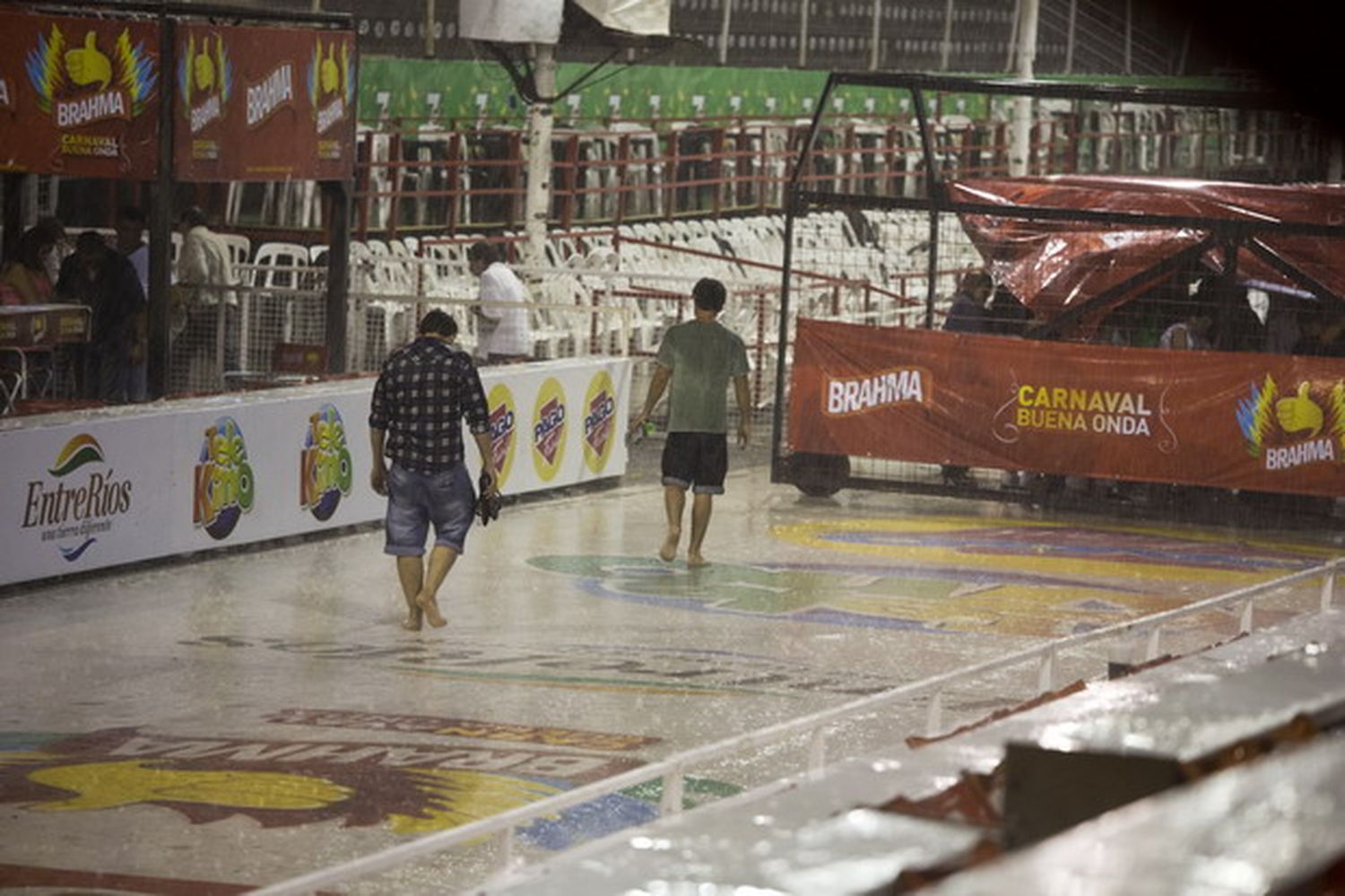 Pese a la lluvia y mal tiempo el Carnaval del País se realiza