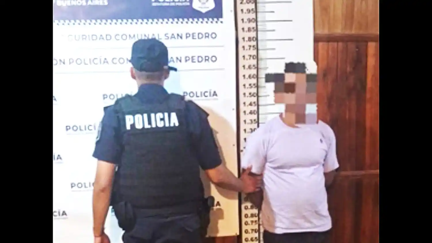 El propietario del bar amenazó al empleado municipal que estaba clausurando el local comercial.