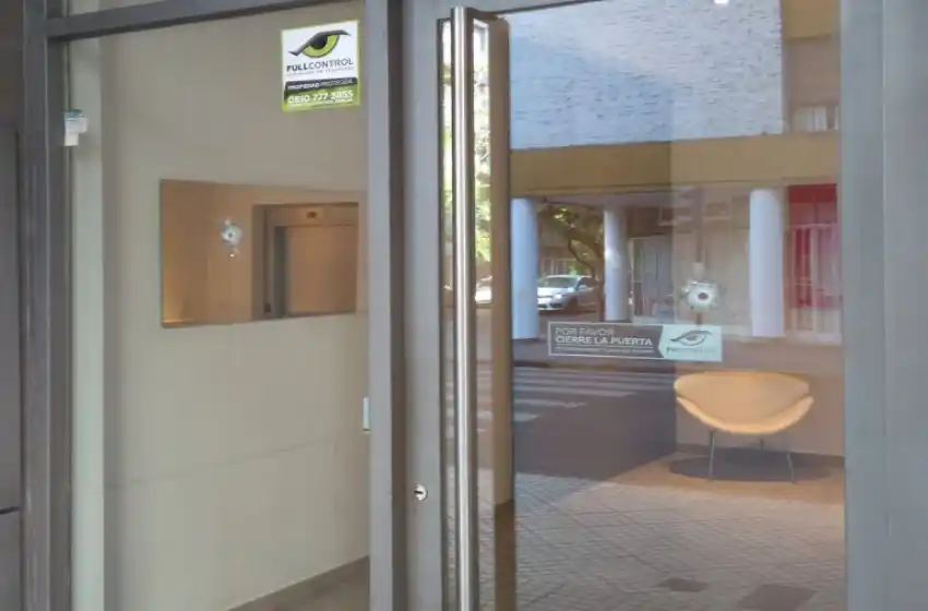 Balearon el edificio donde un abogado de Los Monos tiene su estudio