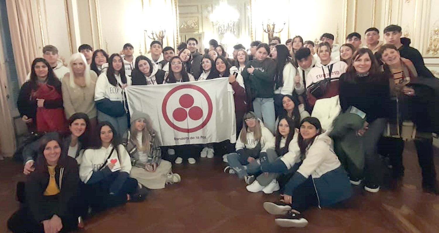 Con la bandera de la paz. Posa la delegación necochense en el Palacio Guerrico