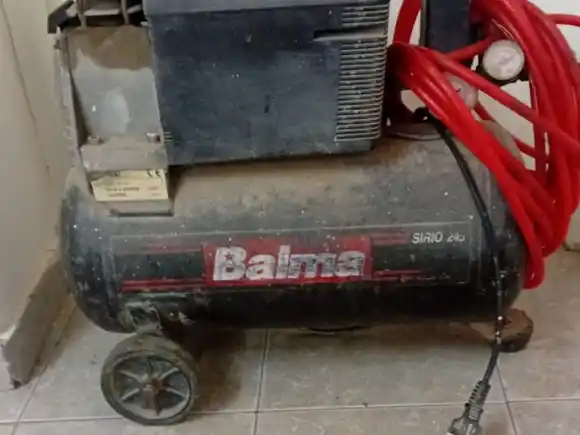 Hallaron un compresor tirado entre pastizales mientras perseguían a un sospechoso