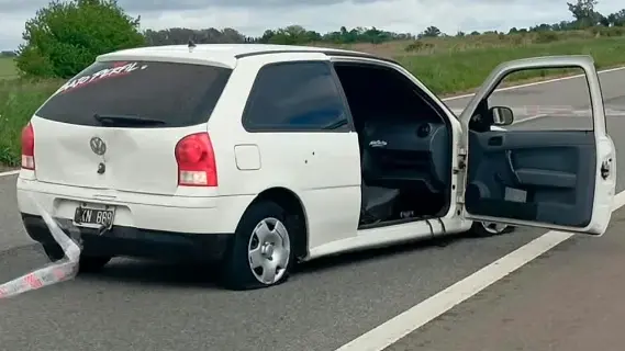 El auto baleado durante la persecución policial en Arrecifes.