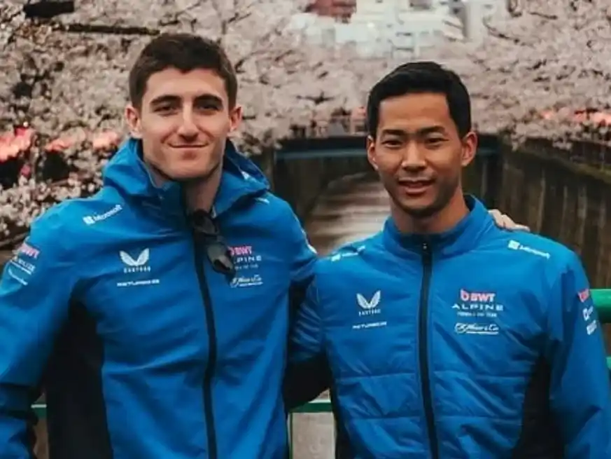 Jack Doohan, actual piloto de Alpine, junto a Ryu Hirakawa, quien ahora estará como reserva en Haas.