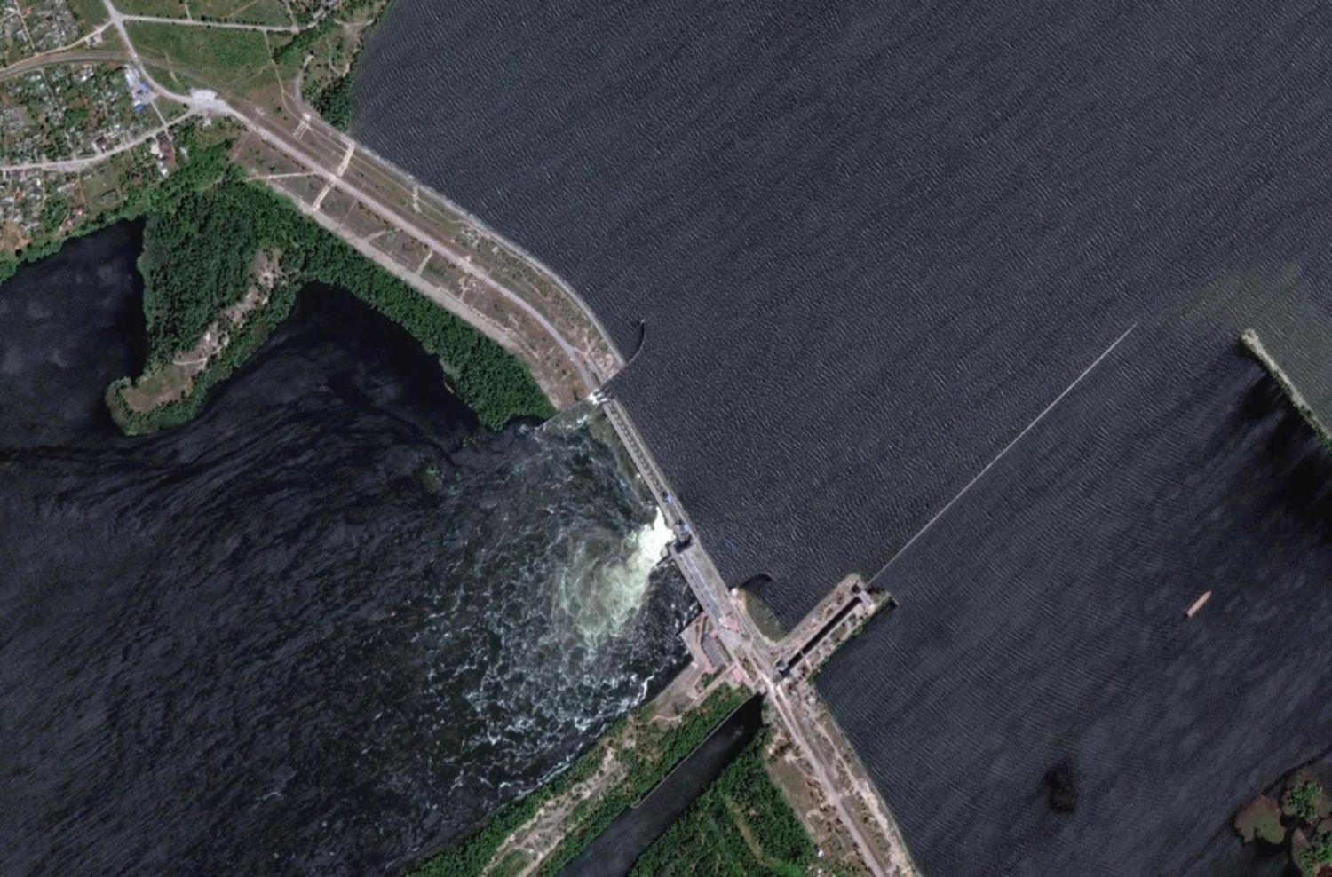 Ucrania: crece la preocupación en la central nuclear de Zaporiyia tras la destrucción de la represa de Kajovka