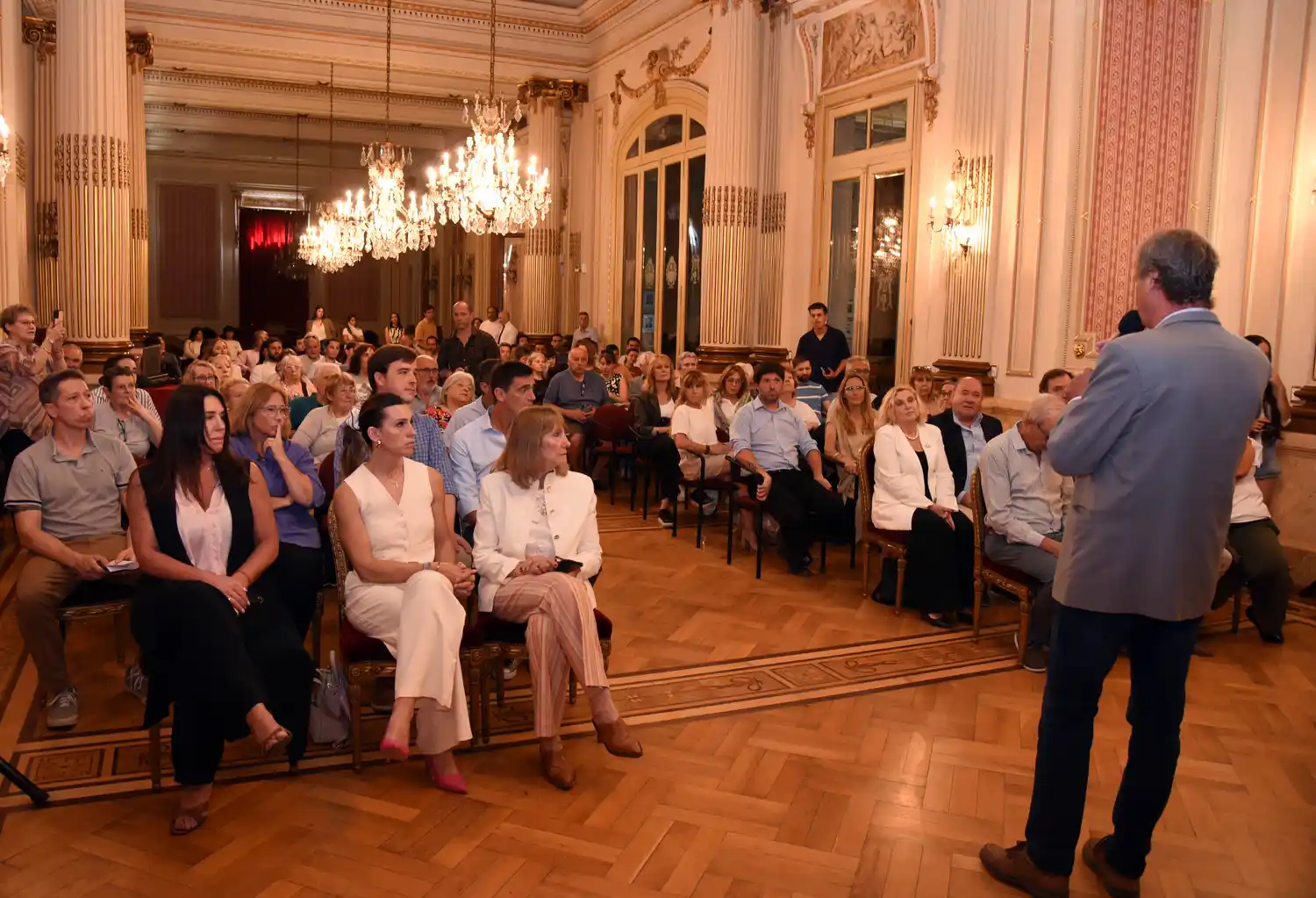 El Concejo celebró un encuentro legislativo con reconocimientos a personalidades destacadas de distintos ámbitos.