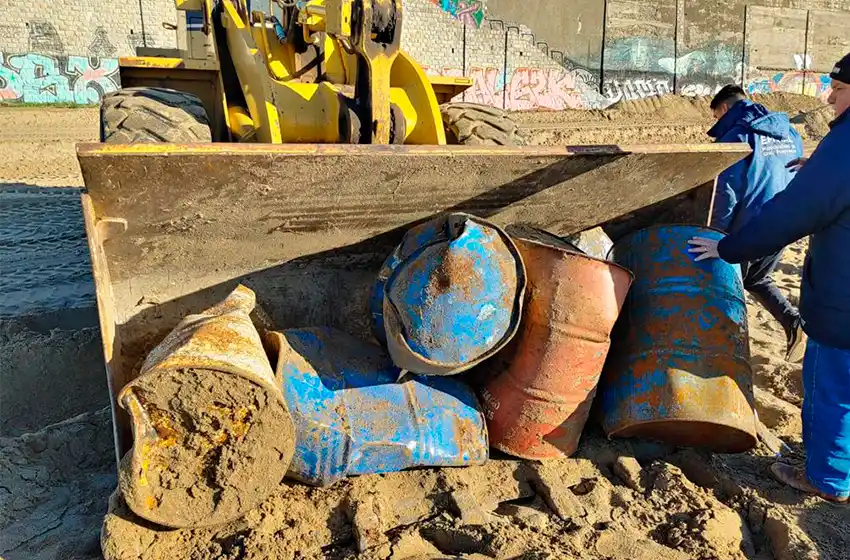 Encontraron tambores de hidrocarburos y cubiertas de autos enterrados en la playa