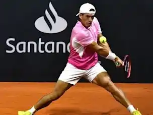 Sebastián Báez avanza a cuartos de final en el ATP 500 de Río tras vencer a Mariano Navone