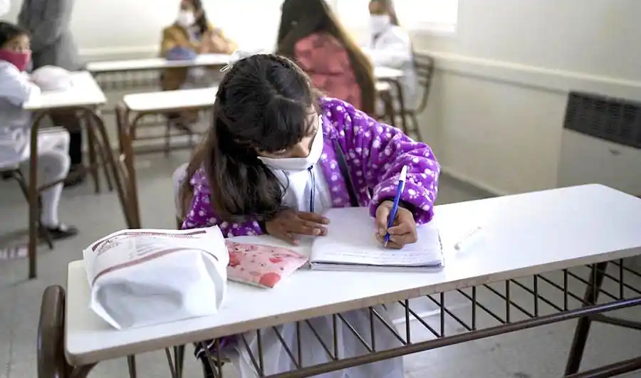 Kreplak y la cuarta ola: Pidió no mandar al colegio a estudiantes con síntomas y recomendó la vuelta del barbijo escolar