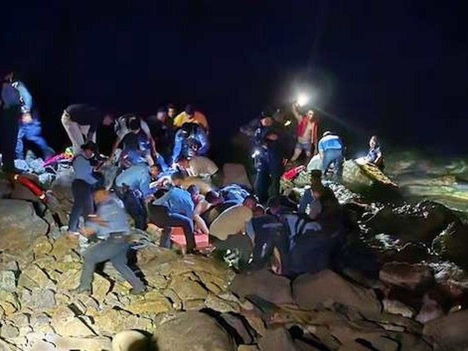 Un avión comercial con 18 personas a bordo se precipitó en la costa de Honduras: al menos doce muertos
