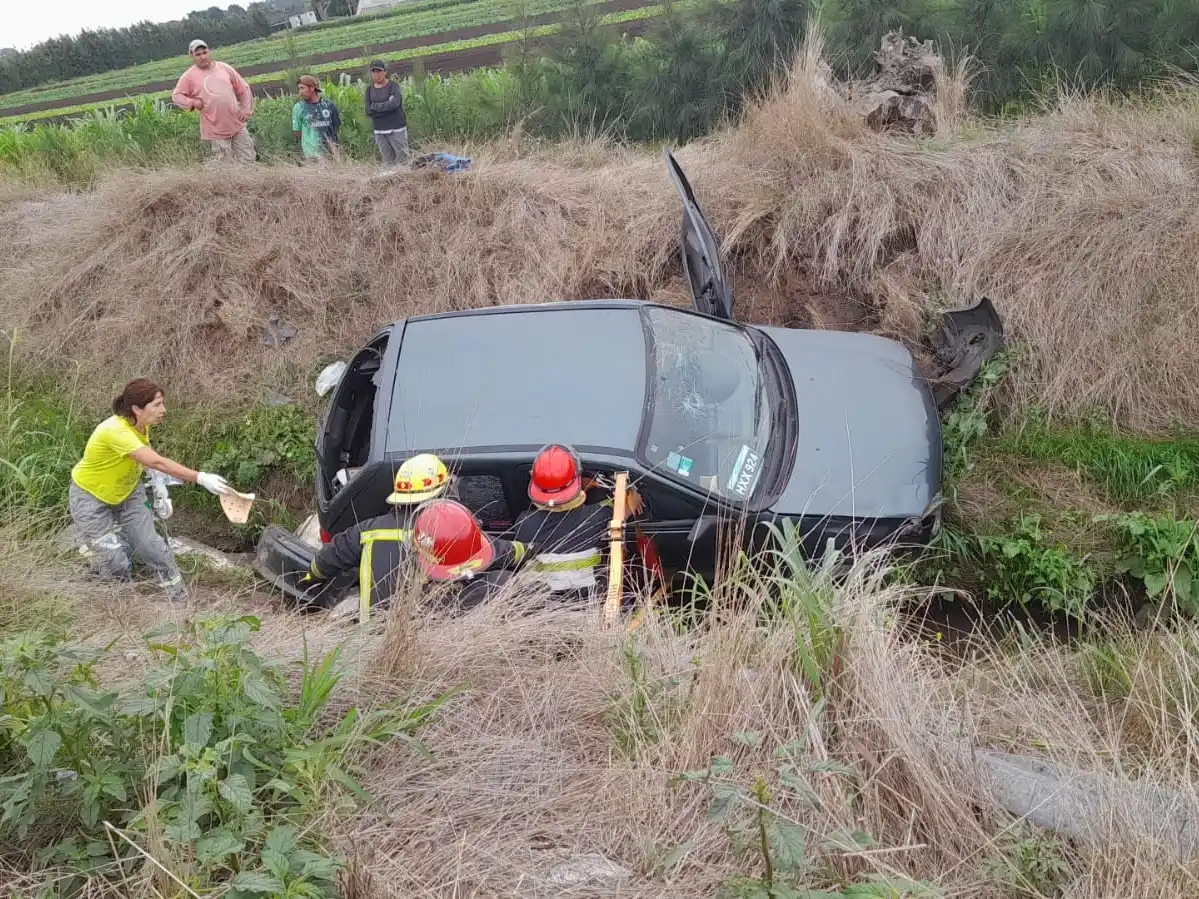 Dos heridos tras el despiste de un auto en Batán