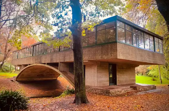 Casa sobre el Arroyo: la unión entre la naturaleza y la arquitectura
