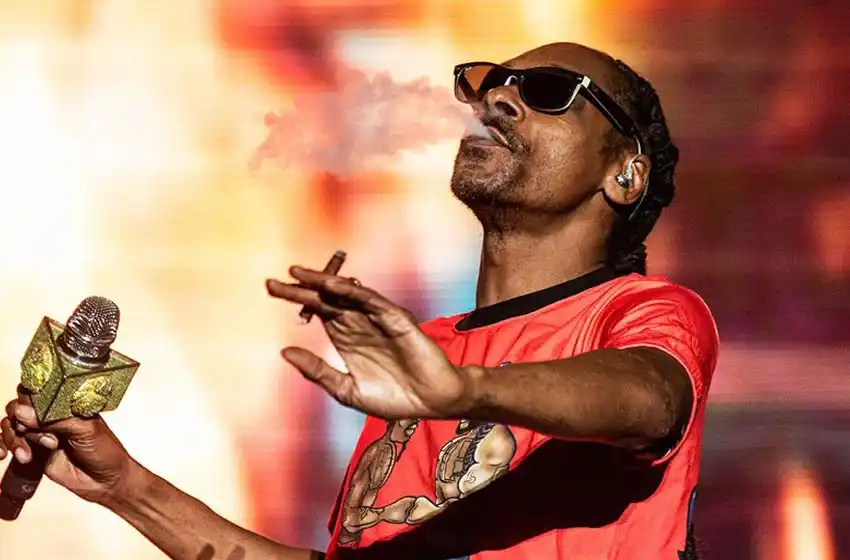 Snopp Dogg le paga 50.000 dólares a una persona para que le arme los cigarrillos de marihuana