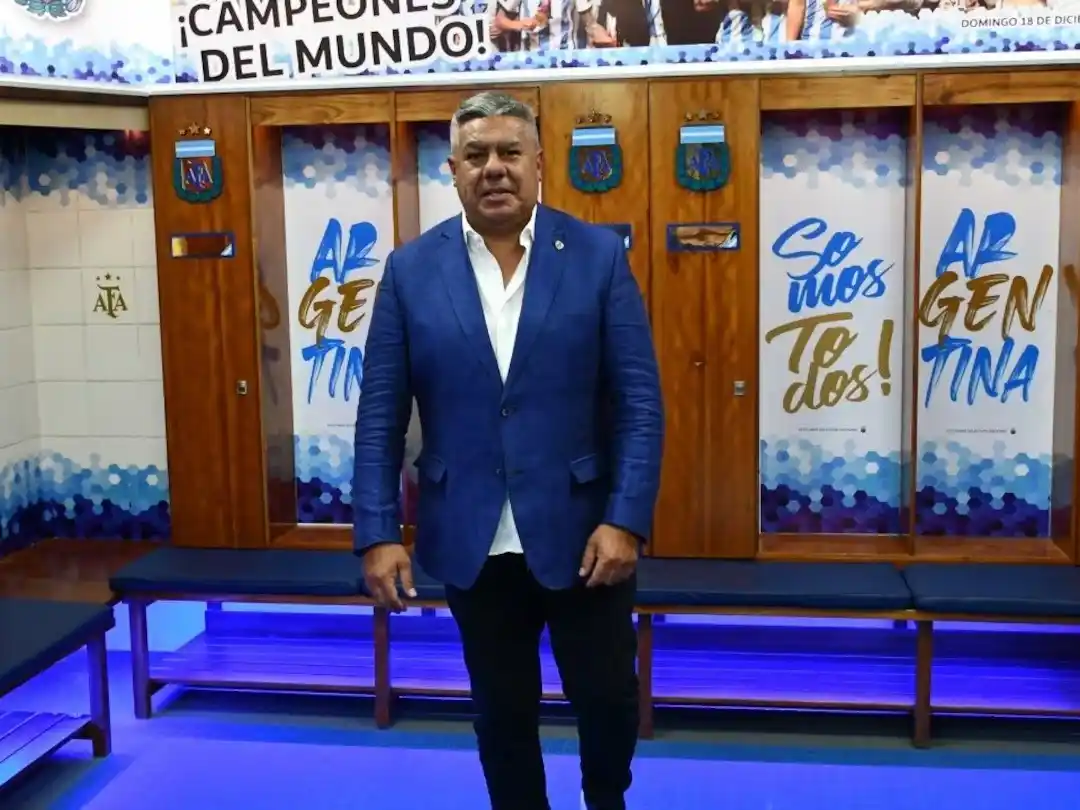 El presidente de la AFA, Claudio "Chiqui" Tapia, en uno de los vestuarios del predio de Ezeiza.