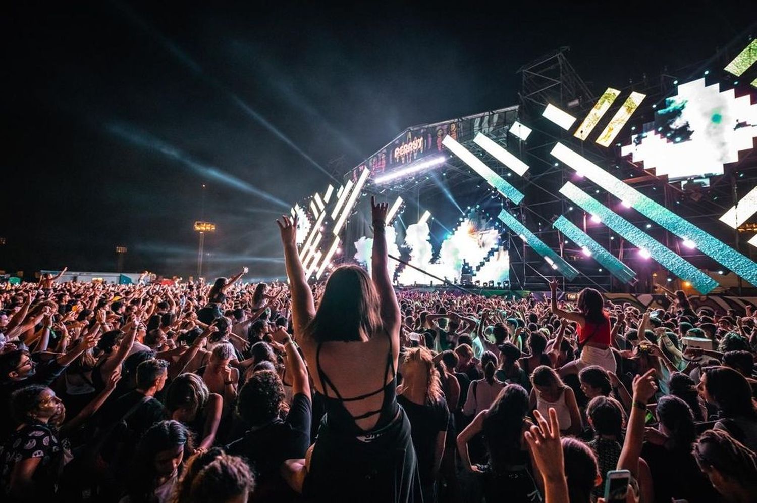 “Esto es Joven Breakfast, desde Godoy Cruz, Mendoza: re la loma del orto”, se presentó Bruno Beguerie Petrich, al abrir el Escenario Samsung. El ex bajista de Perras on the Beach (hermano de Lucía, baterista de Usted Señálemelo), hoy relanzado bajo este nuevo nombre, llegó con una propuesta que suma las voces rapeadas y las bandejas con voces cantadas y una formación groovera en vivo, con teclado y trombón.