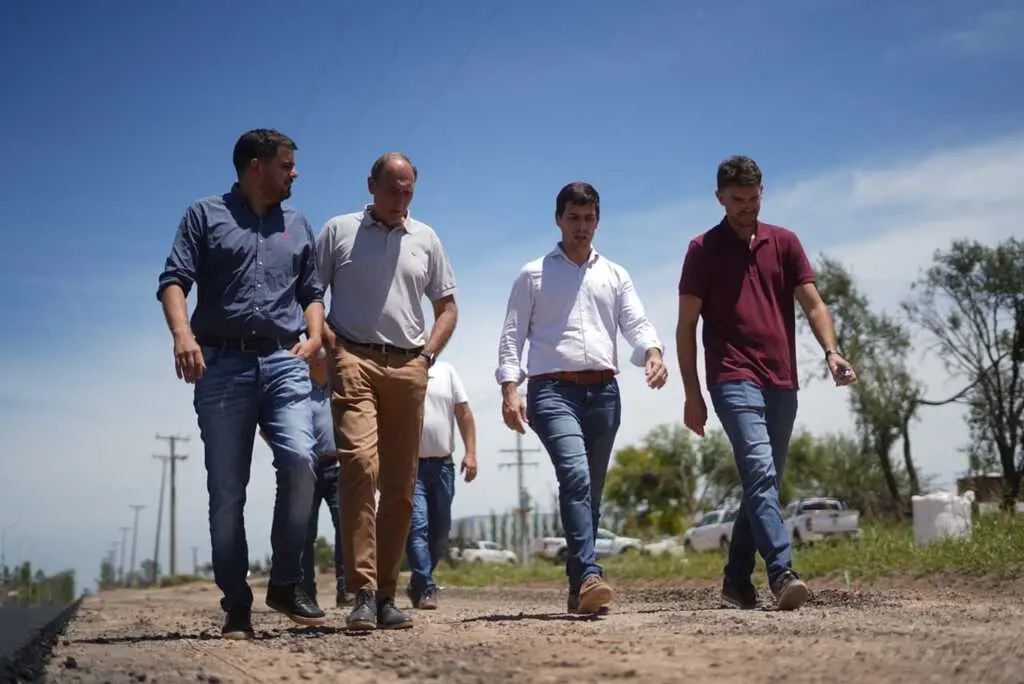 El intendente Viotti recorrió las obras que se ejecutan en el Camino 6