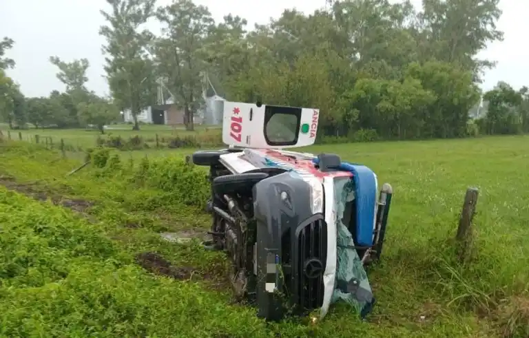 Ruta 11: una ambulancia volcó con una embarazada a bordo debido al mal estado de la calzada