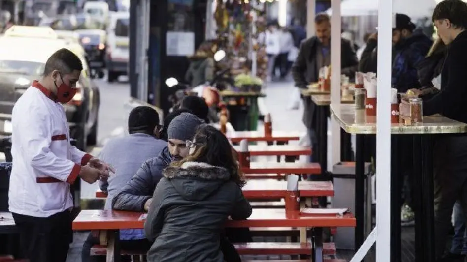 Hoteleros y gastronómicos: 30% del personal contagiado y alto acatamiento del pase sanitario