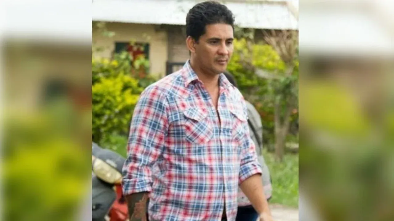 Esta acusado de ser el autor material