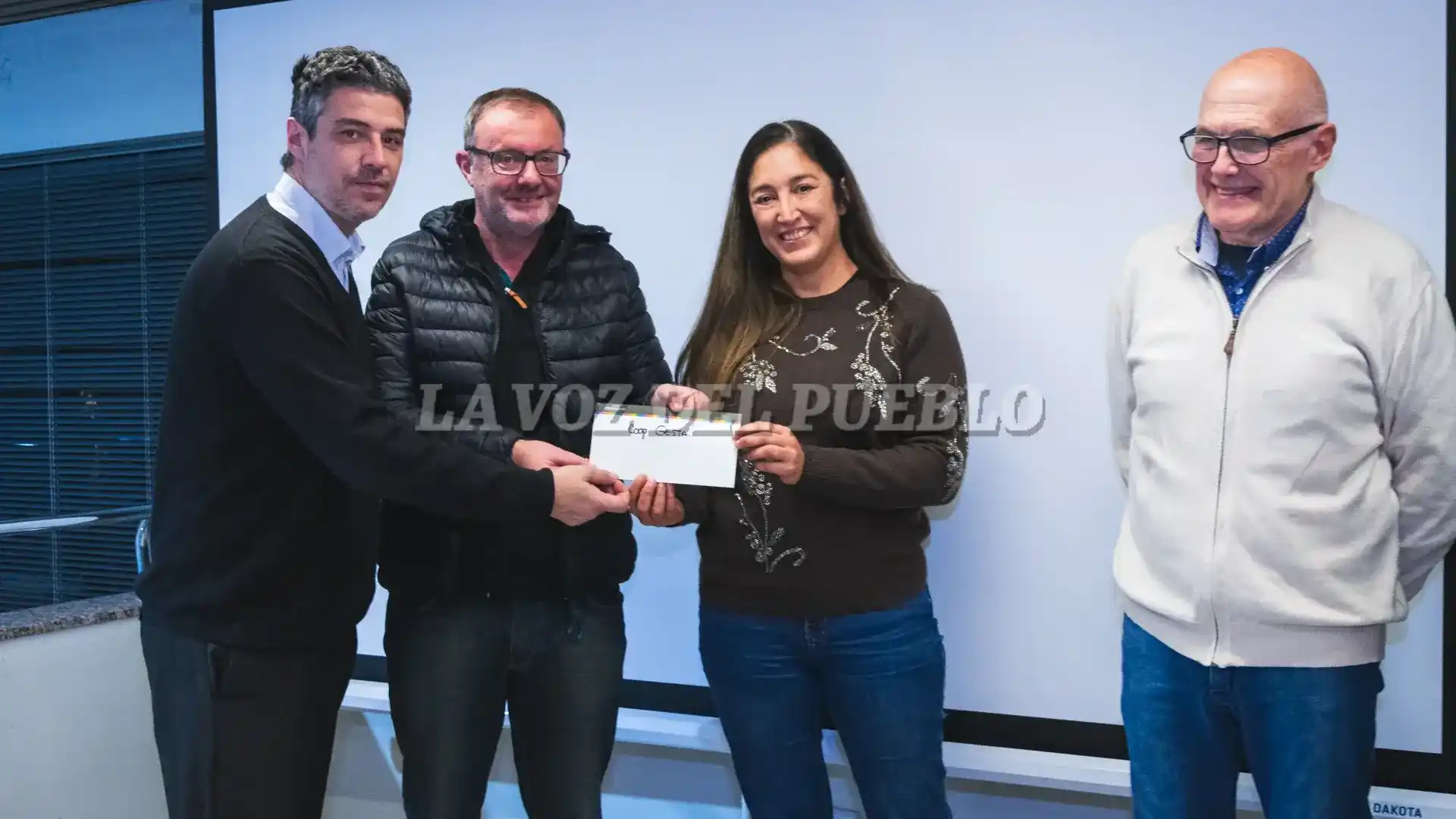 Pablo Escudero y Laura Mainini recibieron el aporte otorgado a la cooperativa Gesta, que impulsó -entre otras iniciativas- la Diplomatura Superior en Cooperativismo y Economía Social