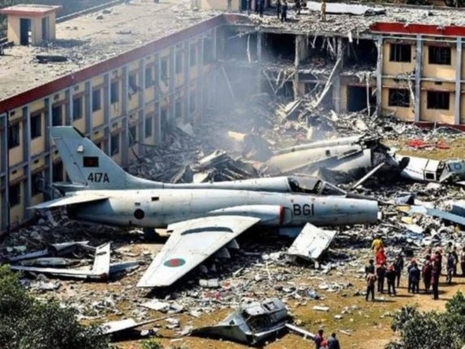 Caza de fabricación china de la Fuerza Aérea de Bangladesh se estrella en una escuela: Esto Sabemos