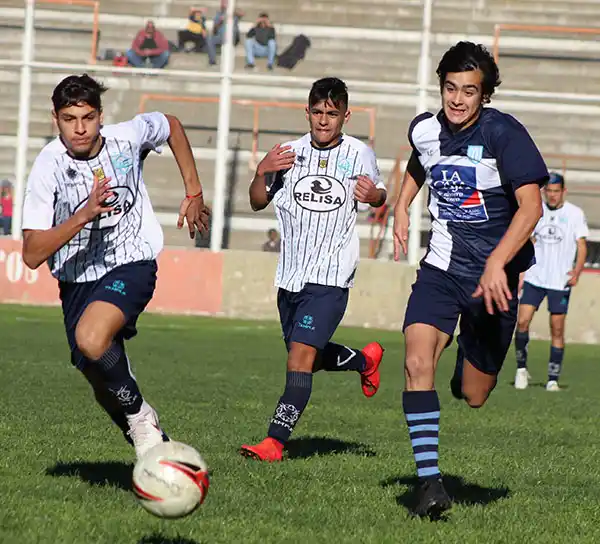 La Sub 15 se hizo fuerte en Tres Arroyos y clasificó