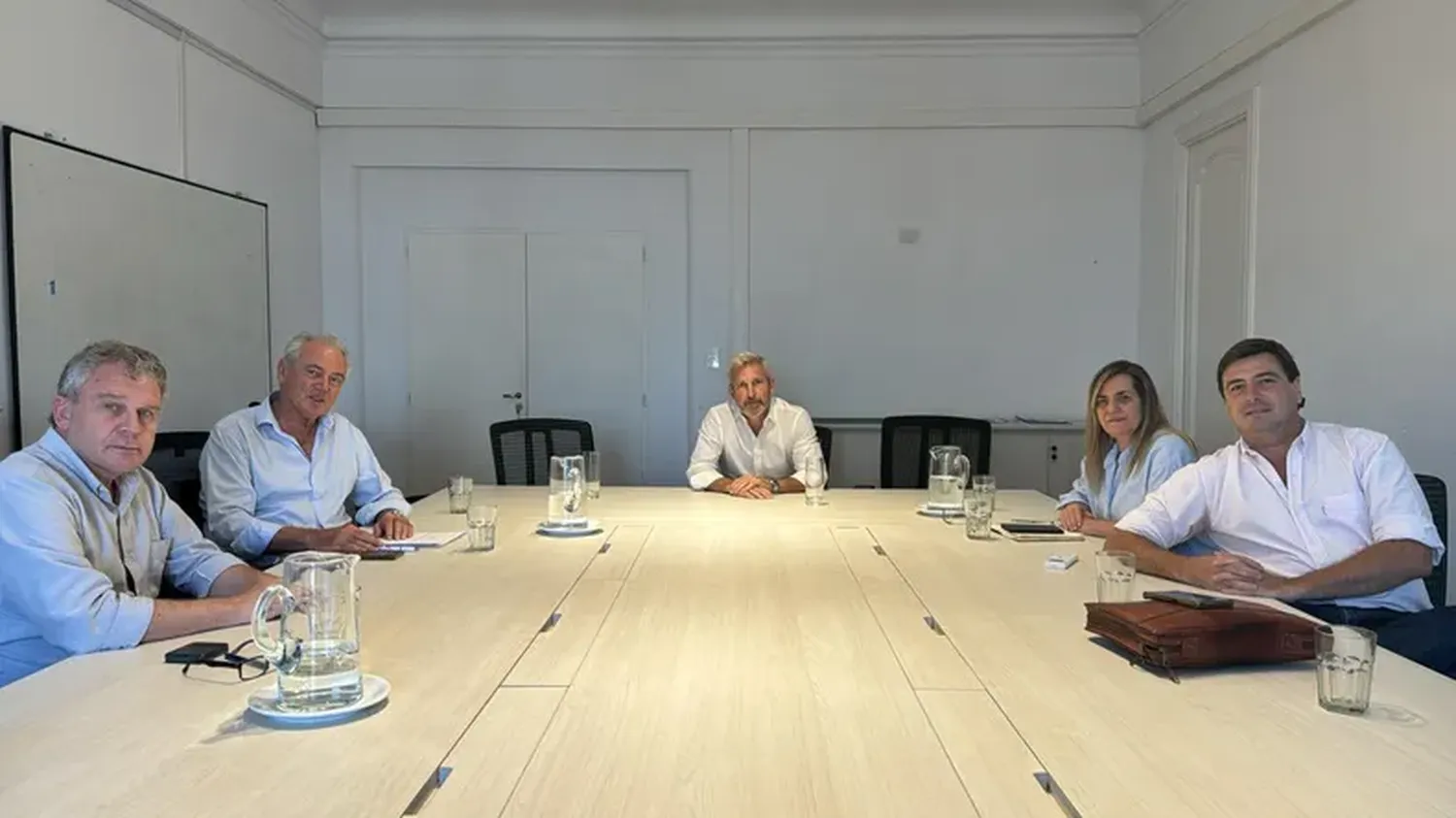 El gobernador Frigerio junto a legisladores provinciales.