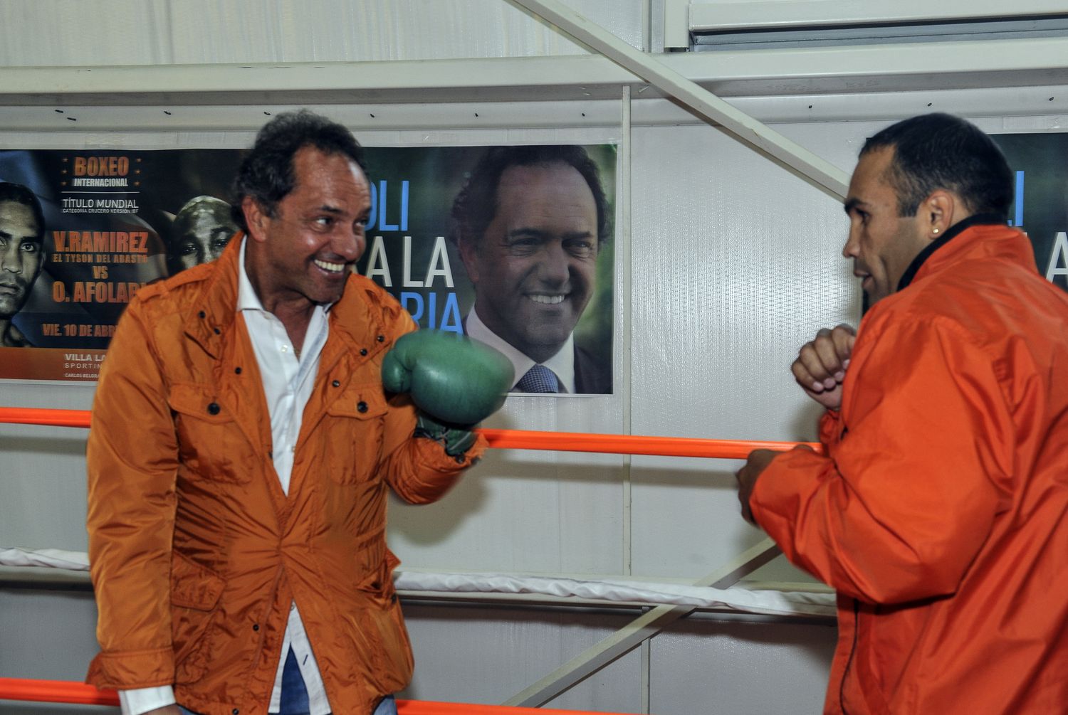 Scioli se calzó los guantes: Visitó al boxeador Víctor Ramírez