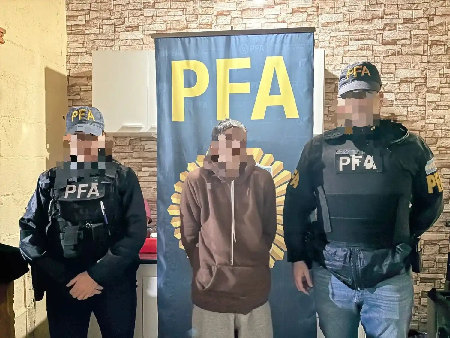 Una de las personas detenidas en la vía pública.